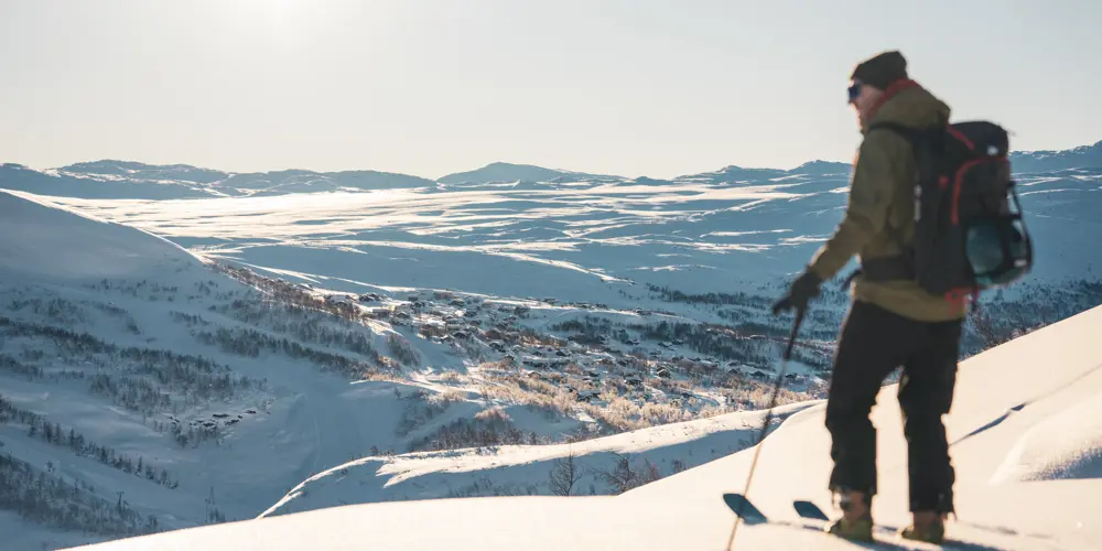 Skikjører på vei mot Skørsnøse på randonnéetur fra Tyin Filefjell
