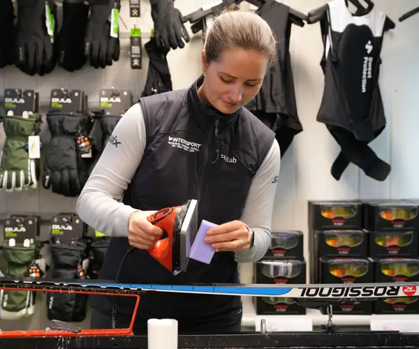 Skiservice i skishoppen i Tyin Filefjell Skicenter
