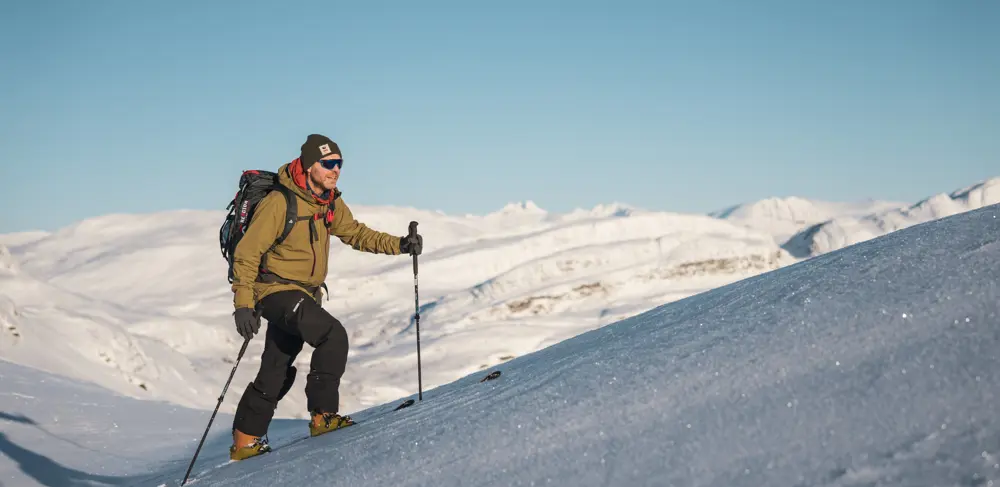 Skikjører på vei mot Skørsnøse på randonnéetur fra Tyin Filefjell