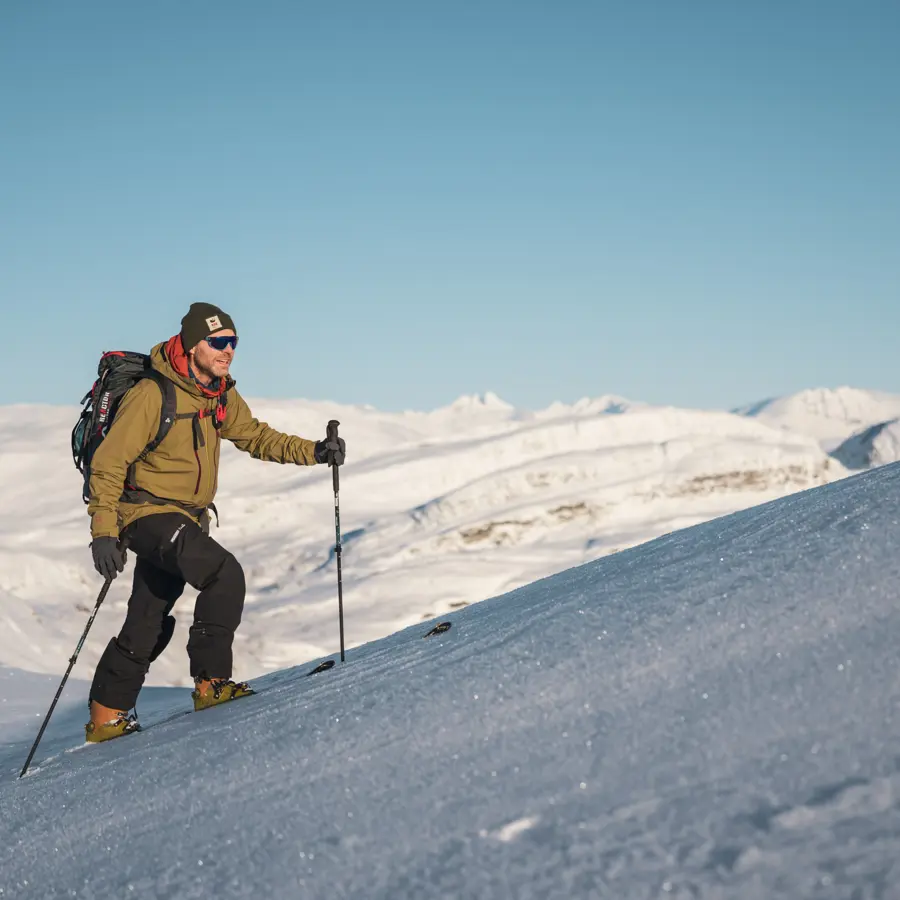 Skiers on their way to Skørsnøse on a hiking trip from Tyin Filefjell