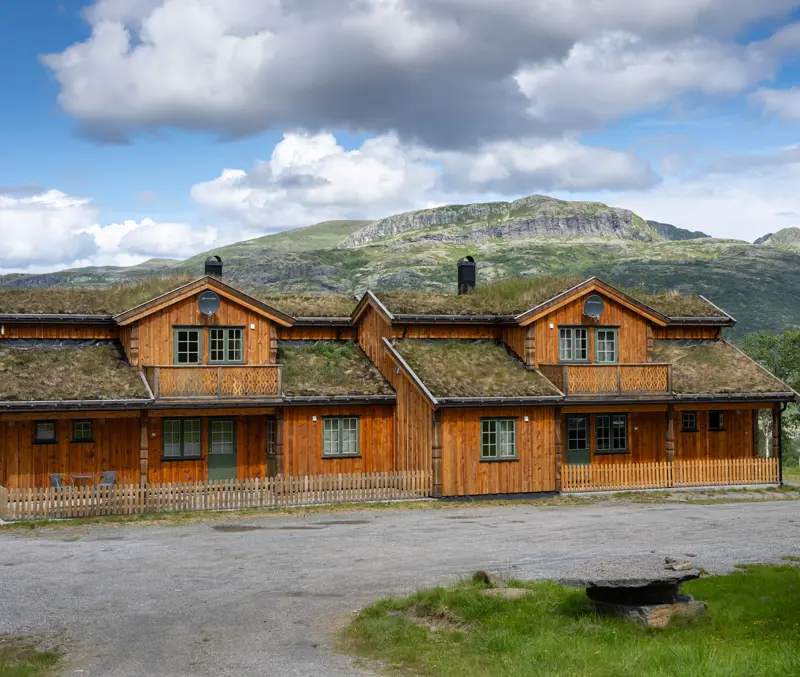 Exterior of the apartments at Filefjellstuene with spectacular mountains in the background