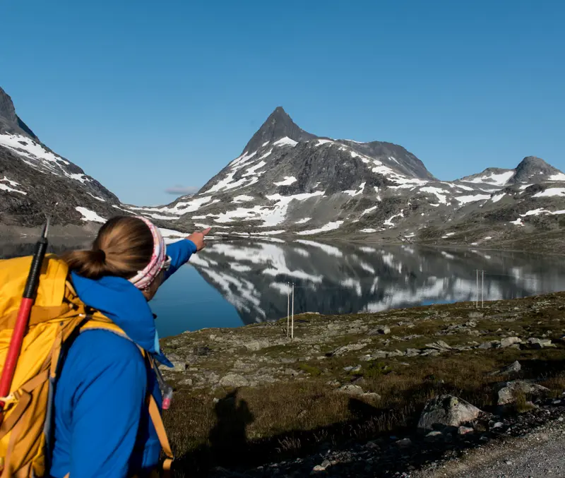 Turen til Uranostind starter fra Koldedalen, som byder på en fantastisk udsigt mod Falketind