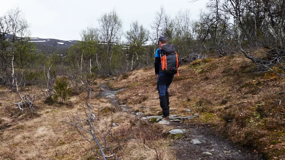 Vandrere på vandretur rundt om Tenla-søen ved Tyin Filefjell