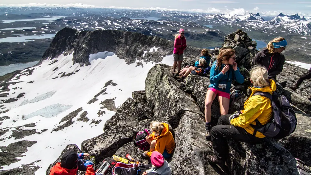 Turgåere er på utsikten på toppen av Galdeberget