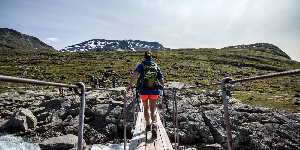 Turgåer går over bro på vei til Galdeberg