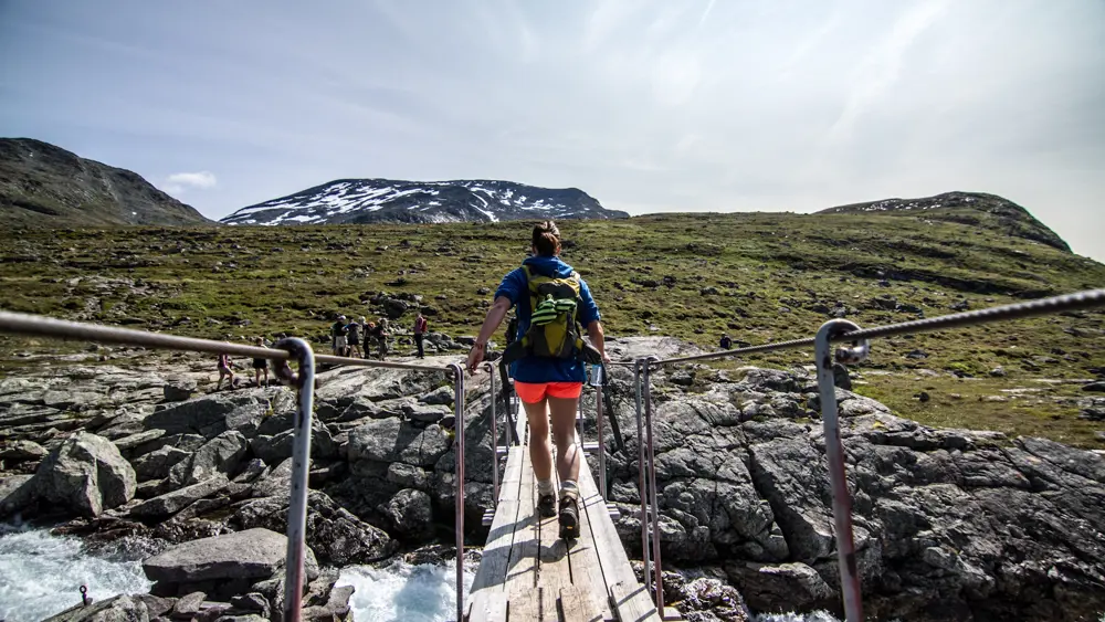 Turgåer går over bro på vei til Galdeberg