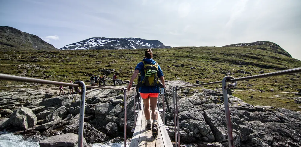 Turgåer går over bro på vei til Galdeberg