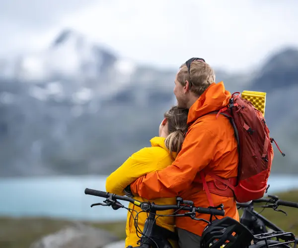 Young couple holding each other on a bike ride in Koldedalen