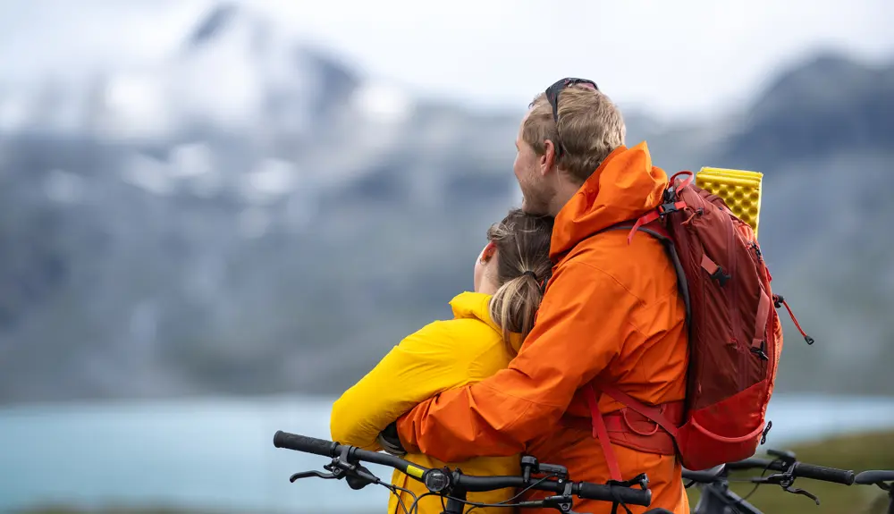 Young couple holding each other on a bike ride in Koldedalen