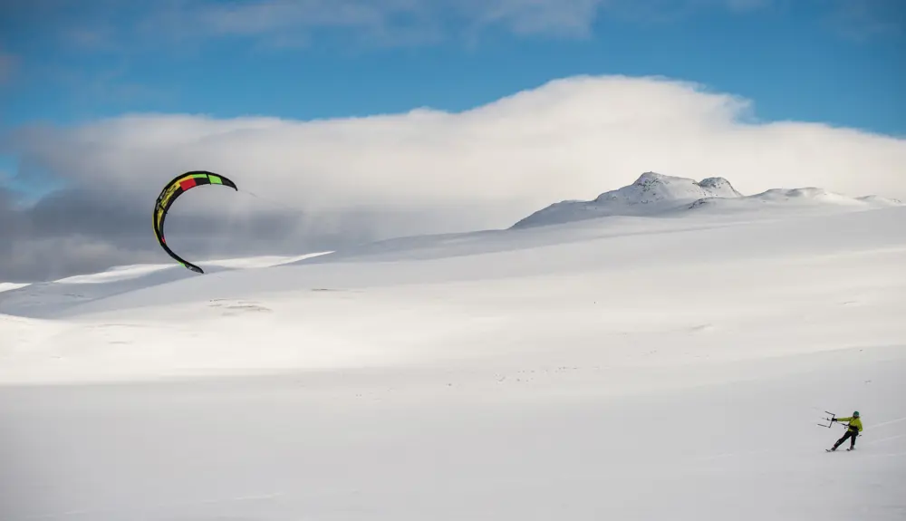 Snøkiting med ski i åpent vinterlandskap