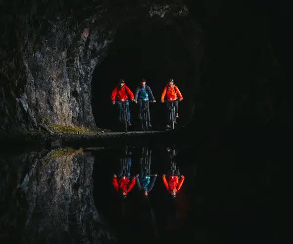 Cyclists in one of the tunnels along Tusenmeteren in Øvre Årdal