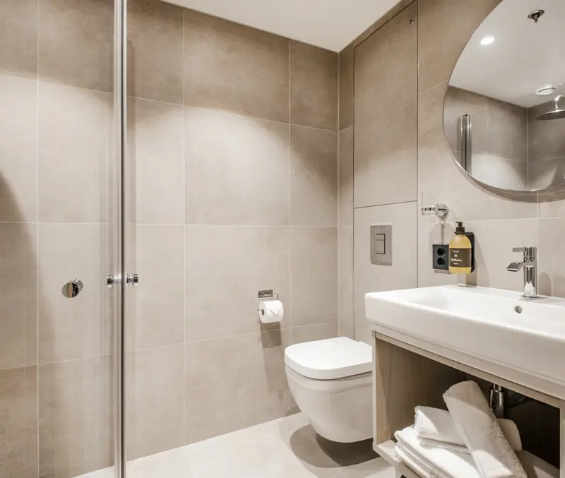 Bathroom in hotel room at Filefjellstuene