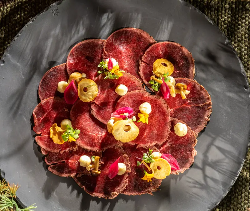 Lækker ret med lokale råvarer serveret på Filefjellstuene