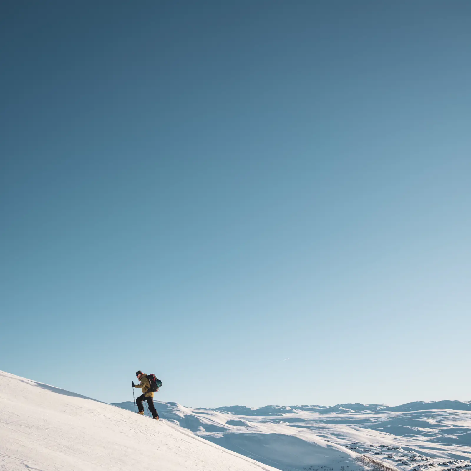 Skiers on their way to Skørsnøse on a hiking trip from Tyin Filefjell