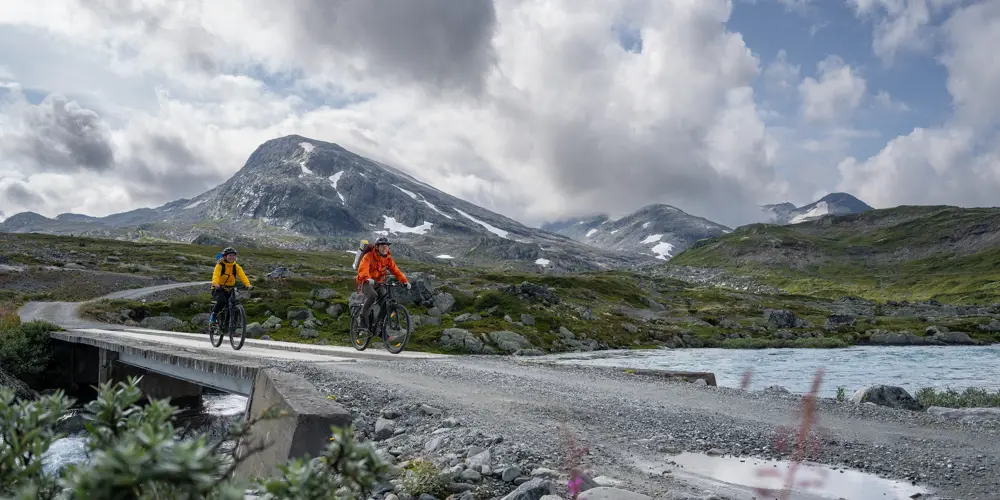 Ungt par på sykkeltur i Koldedalen