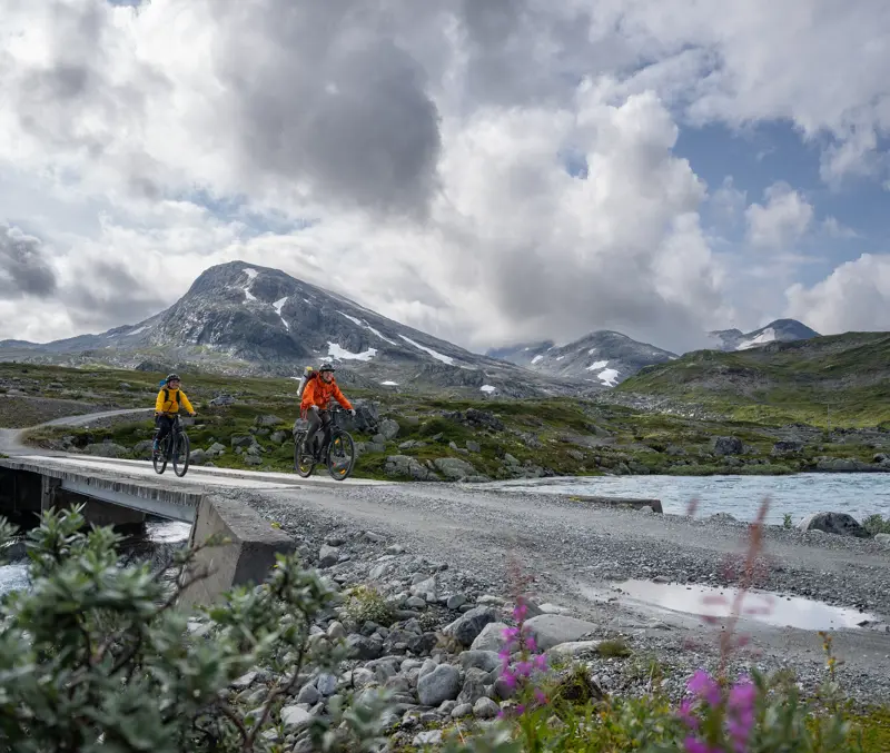 Cycling on Koldedalsvegen at Jotunheimen
