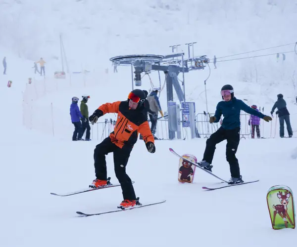 Students and teacher at ski school in Tyin Filefjell Ski Center