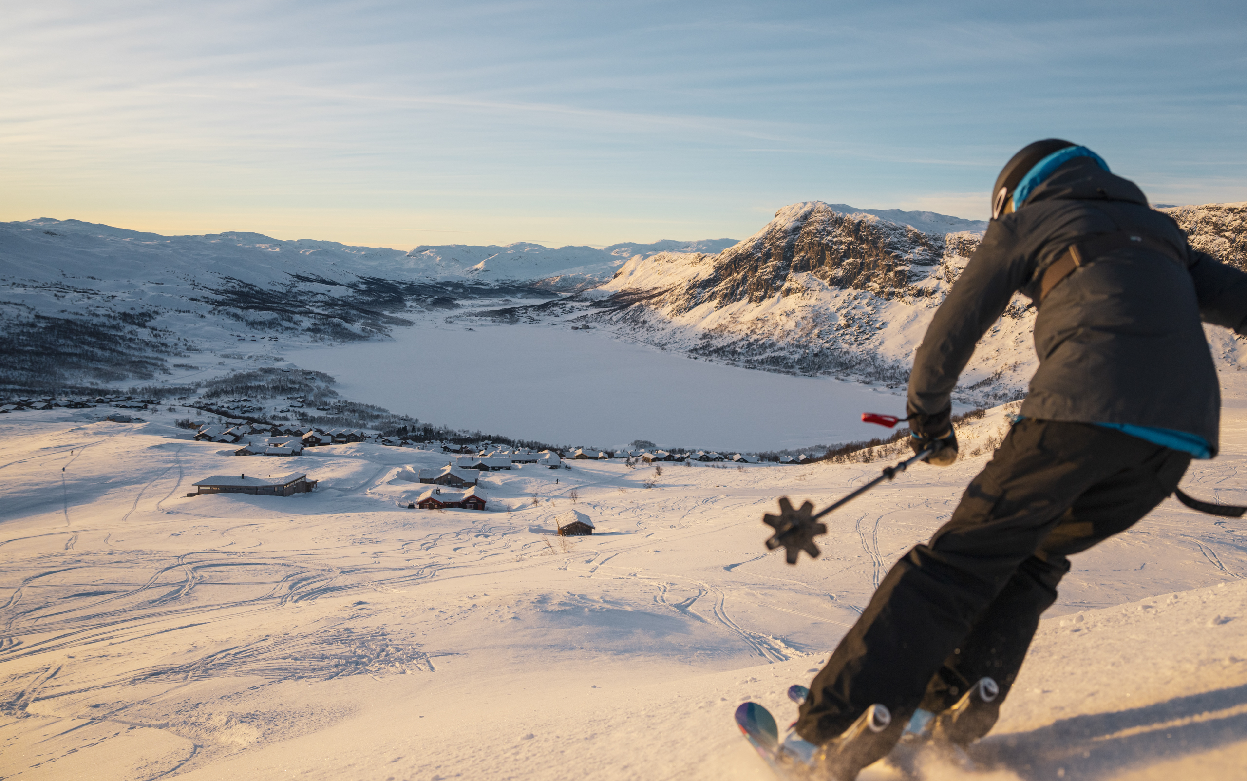 Skigjester i full fart nedover bakkene i Tyin Filefjell Skisenter