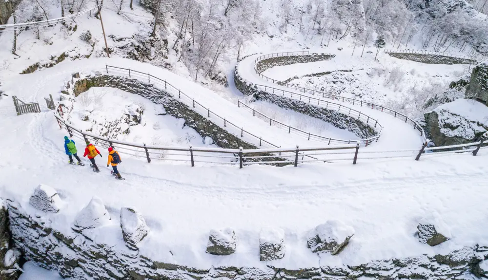 Tre personer på sneskovandring på Kongevegen, Vindhellavegen