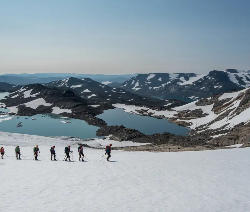 Vandring op ad Uranosbreen-gletsjeren i et rebhold