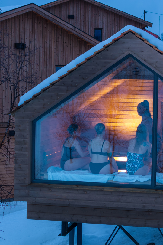 Venner nyder en sauna på Filefjellstuene på en vinterdag