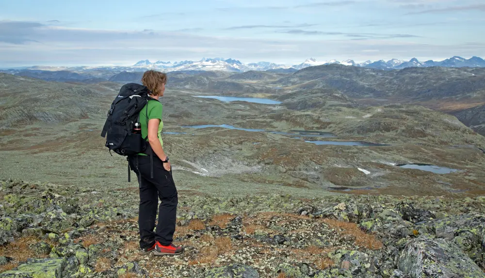 Vandrer på vej til Skutshødn i Vang