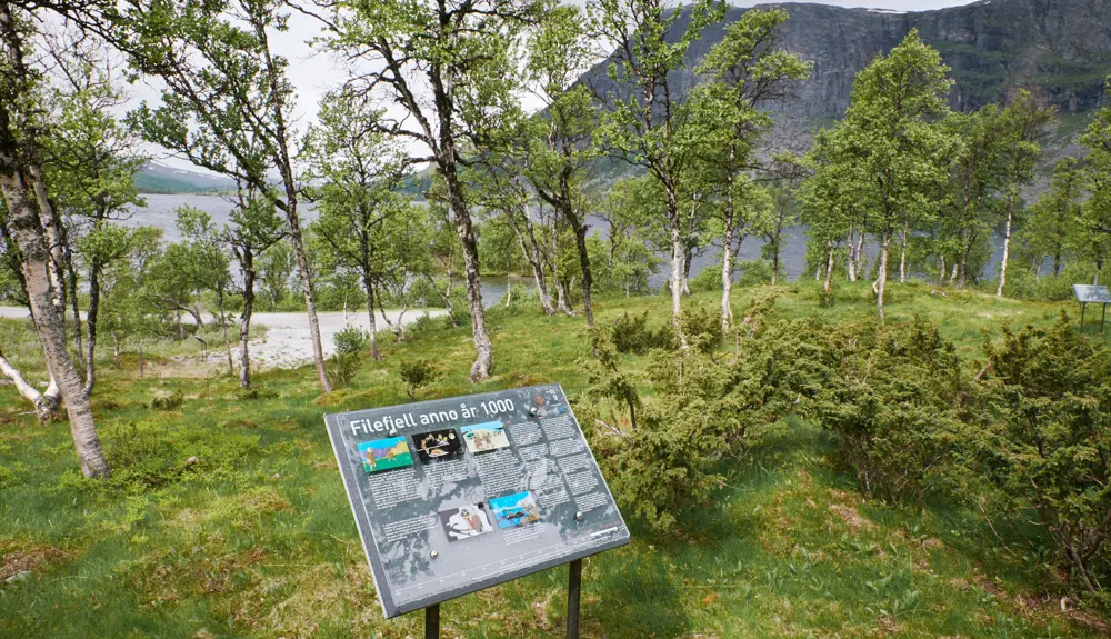 Informasjonstavle ved Otrøvatnet