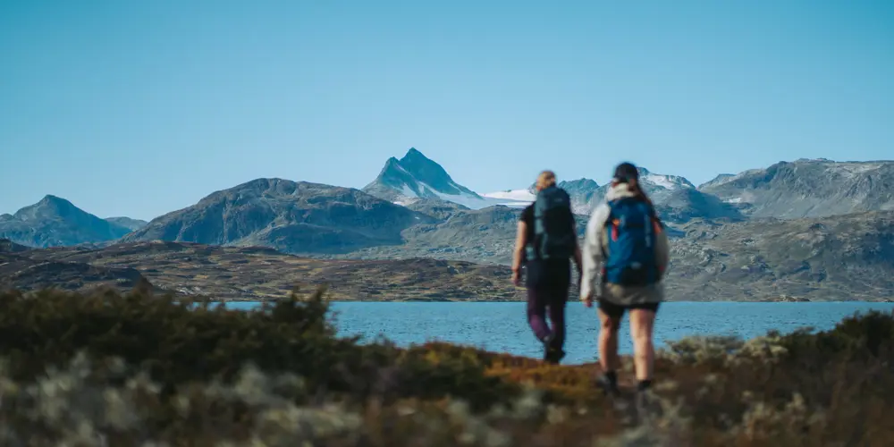 Venner på tur med Uranostind i bakgrunnen