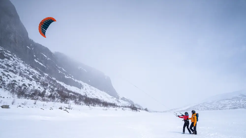 Kitekurs med guide fra Tyin Aktiv som instruerer deltakerne