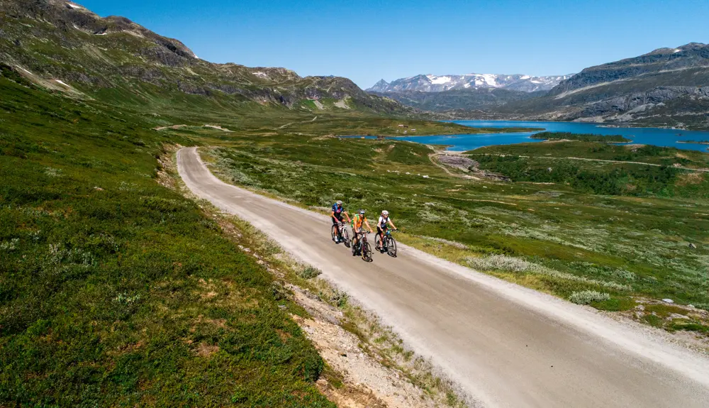 Sykkeltur på Mjølkevegen langs vannet Tyin