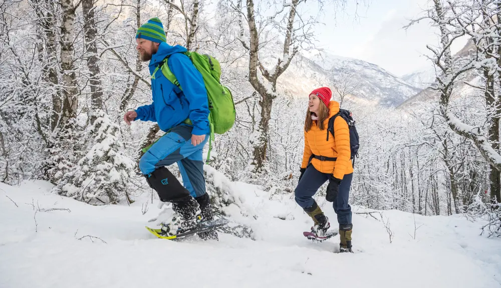 To personer på sneskovandring på Kongevegen