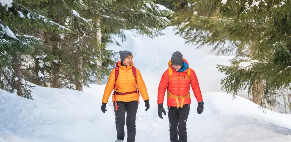 Two people on a snowshoe hike on Kongevegen