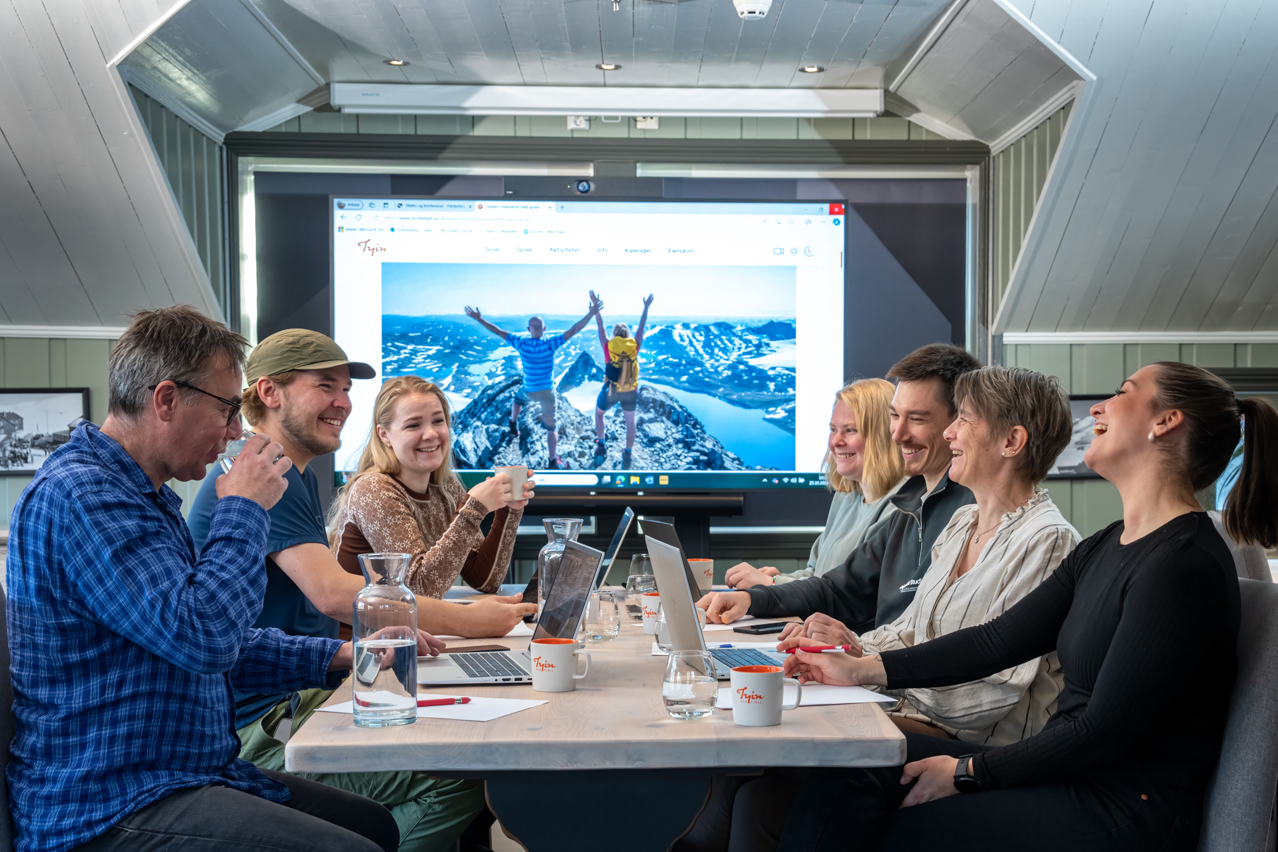 Hyggelig arbeidsmøte med presentasjon i møterom på Filefjellstuene