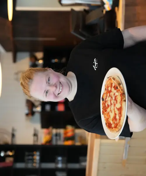 Julie Heimdal med hjemmelavet pizza i Skikafeen.