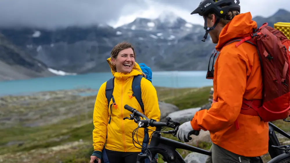 Ungt par på sykkeltur i Koldedalen
