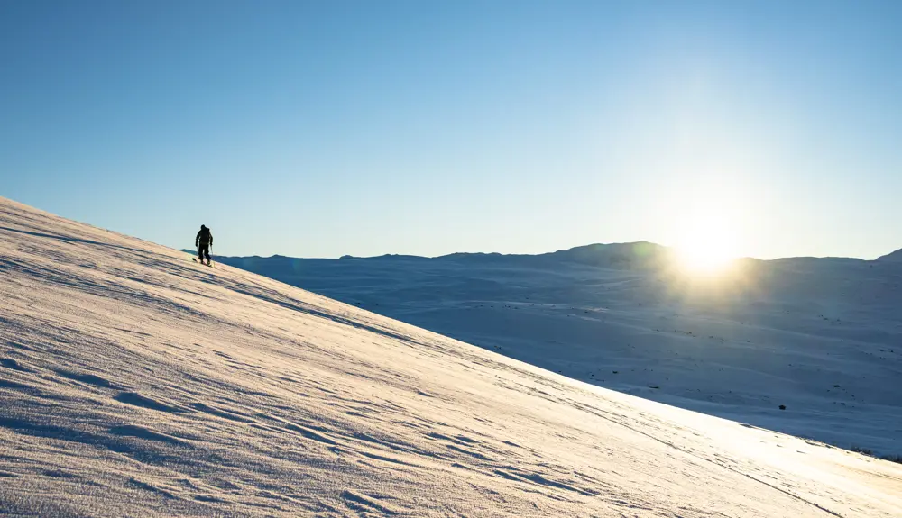 Skikjører på vei mot Skørsnøse på randonnéetur fra Tyin Filefjell