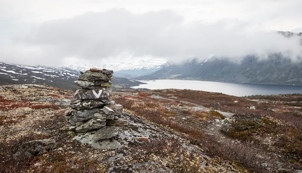 Vandrere på vandretur rundt om Tenla-søen ved Tyin Filefjell
