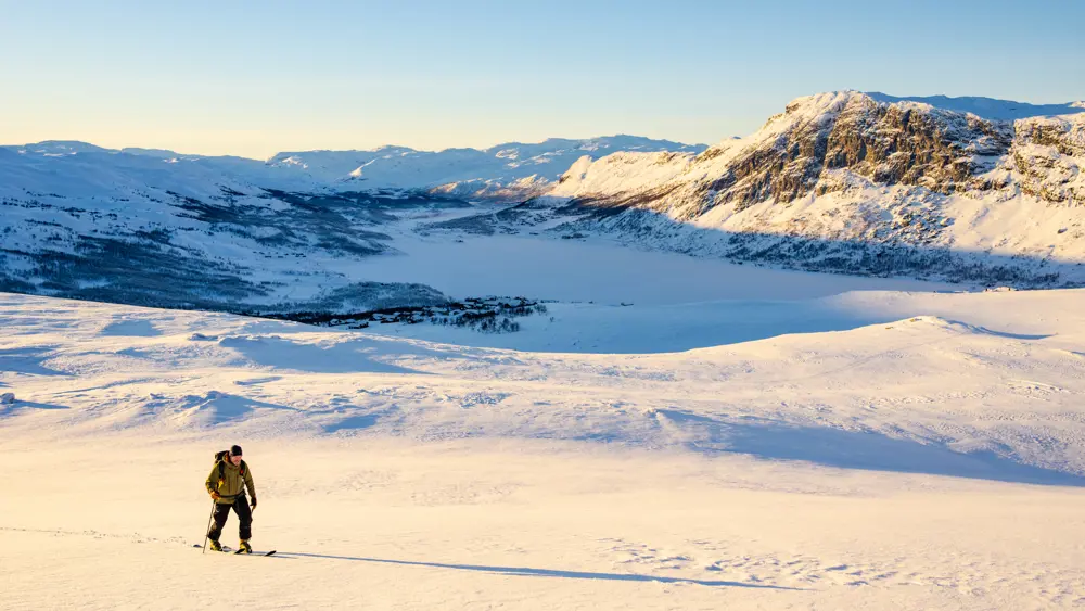 Skikjører på vei mot Skørsnøse på randonnéetur fra Tyin Filefjell