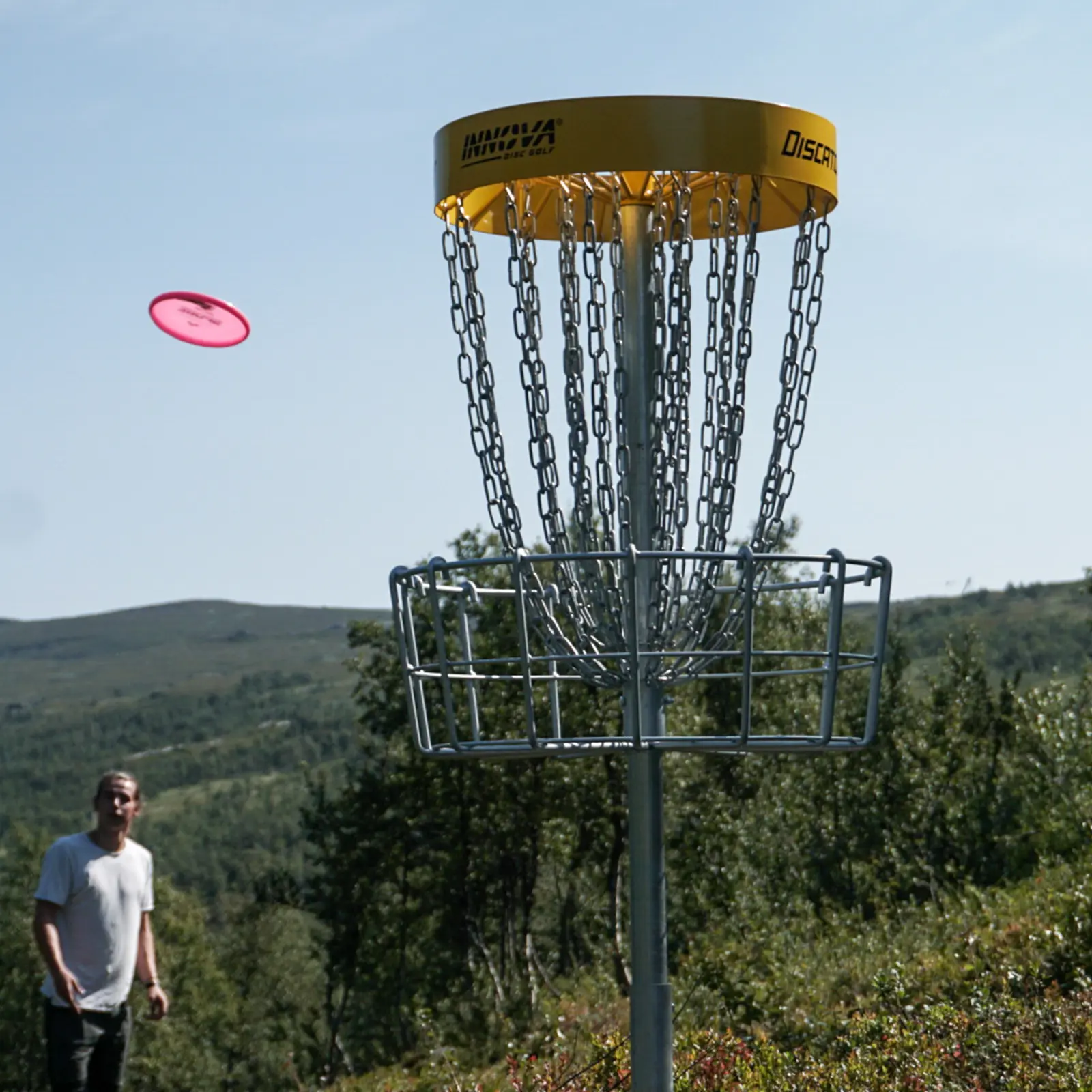 Participant plays disc golf at Tyin Filefjell