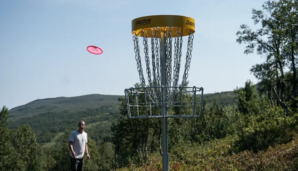 Deltaker spiller frisbeegolf på Tyin Filefjell
