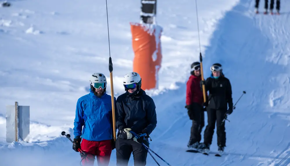 Winter day in Tyin Filefjell – friends take the ski lift up the mountain