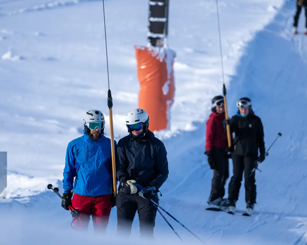 Vinterdag i Tyin Filefjell – venner tar skiheisen opp fjellet