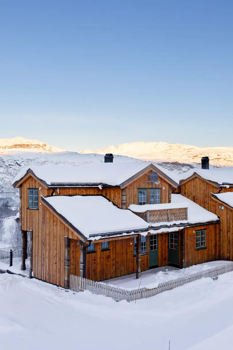Exterior of the apartments at Filefjellstuene in winter attire