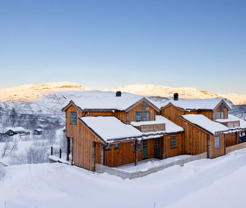 Exterior of the apartments at Filefjellstuene in winter attire