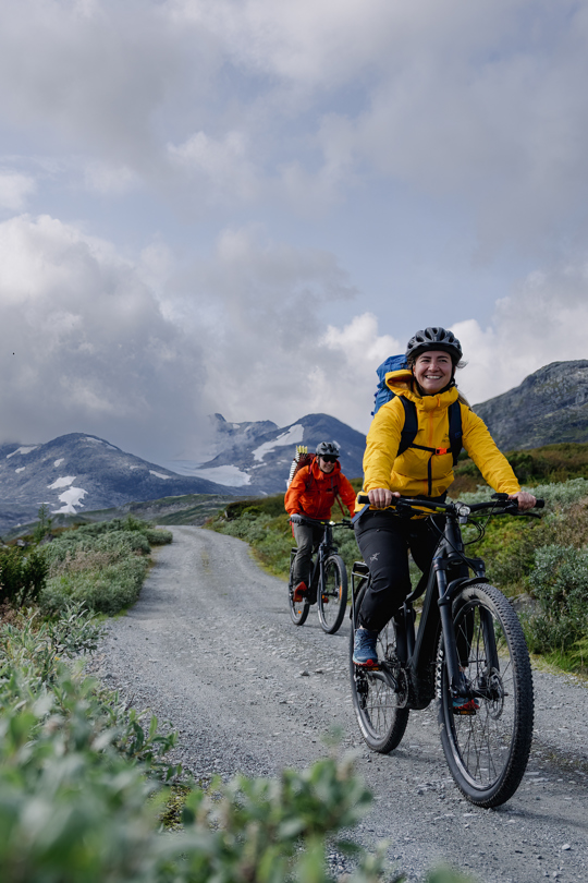 Young couple on a bike ride in Koldedalen