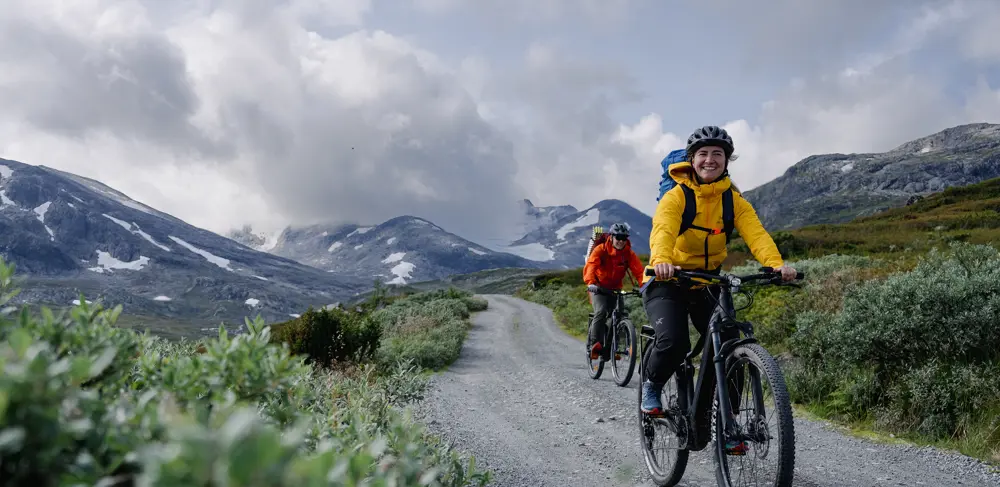 Ungt par på cykeltur i Koldedalen