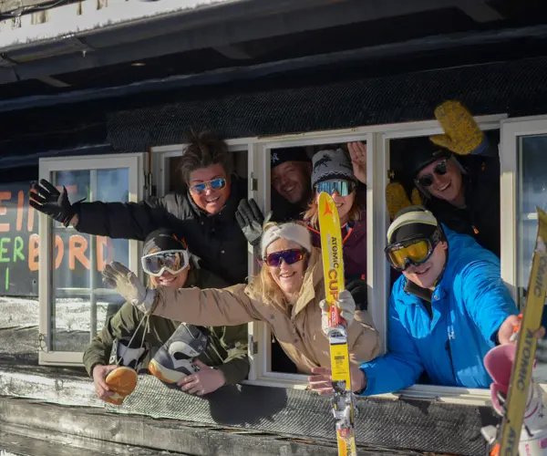 Afterski på Reint Bord – glade gjester i vinduene