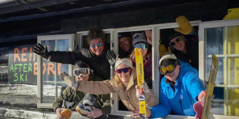 Afterskiing påbegyndt Reint Bord – glade gæster i vinduerne