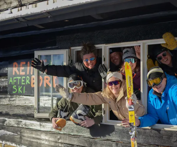 Afterskiing påbegyndt Reint Bord – glade gæster i vinduerne