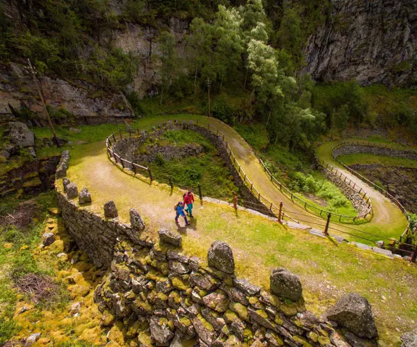 Vandrere på Kongevegen ved svingene på Vindhellavegen